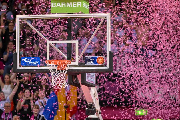 Sport Bilder des Tages easyCredit BBL, Telekom Baskets Bonn vs. Hamburg Towers, 15.05.2022 Korb mit Konfetti nach dem 89:81 Sieg der Telekom Baskets Bonn, easyCredit BBL, Telekom Baskets Bonn vs. Hamburg Towers am 15.05.2022 im Telekom Dome, Bonn (Nordrhein-Westfalen) *** easyCredit BBL, Telekom Baskets Bonn vs Hamburg Towers, 15 05 2022 Basket with confetti after the 89 81 victory of Telekom Baskets Bonn, easyCredit BBL, Telekom Baskets Bonn vs Hamburg Towers on 15 05 2022 at Telekom Dome, Bonn North Rhine Westphalia, Germany. Copyright: xBEAUTIFULxSPORTS Mueller-Laschetx
