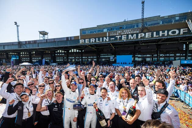Bilder des Jahres 2022, Sport 05 Mai Sport Themen der Woche KW19 Motorsport, Formel E, Berlin ePrix auf dem Flughafen Tempelhof Tem picture with DE VRIES Nyck (nld), Mercedes-EQ Silver Arrow 02, portrait VANDOORNE Stoffel (bel), Mercedes-EQ Silver Arrow 02, portrait podium during the 2022 Berlin ePrix, 5th meeting of the 2021-22 ABB FIA Formula E World Championship, WM, Weltmeisterschaft on the Tempelhof Airport Street Circuit from May 13 to 15, in Berlin - AUTO - 2022 FORMULA E BERLIN ePRIX DPPI Panoramic  03422006_GH_93172