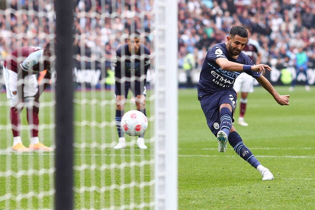 Sport Themen der Woche KW19 West Ham United v Manchester City 15 May 2022, London - Premier League Football - West Ham United v Manchester City - Riyad Mahrez of Manchester City fails to score a penalty - Photo: Jacques Feeney Offside. London UK *** West Ham United gegen Manchester City 15. Mai 2022, London Premier League Fußball West Ham United gegen Manchester City Riyad Mahrez von Manchester City scheitert mit einem Elfmeter Foto Jacques Feeney Abseits London UK  Copyright: xJacquesxFeeneyx xOffsidexOffside