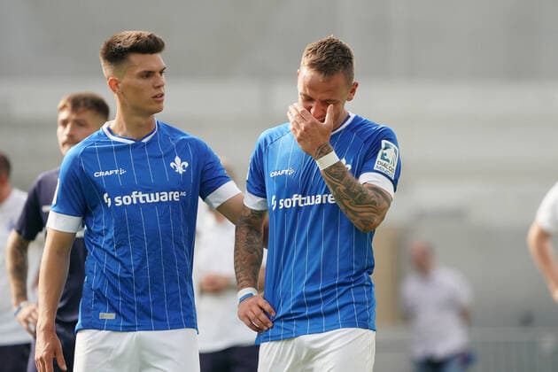 Sport Themen der Woche KW19 Sport Bilder des Tages Phillip Tietz (SV Darmstadt 98) todtraurig nach der verpassten Relegation mit Mathias Honsak (SV Darmstadt 98, l.) - 15.05.2022 Fussball 2. Bundesliga, Saison 21 22, SV Darmstadt 98 vs SC Paderborn 07, Stadion am Boellenfalltor, 34. Spieltag, emonline, emspor, Aufstiegsfinale *** Phillip Tietz SV Darmstadt 98 dead sad after missing relegation with Mathias Honsak SV Darmstadt 98, l 15 05 2022 football 2 Bundesliga, season 21 22, SV Darmstadt 98 vs SC Paderborn 07, Stadion am Boellenfalltor, 34 matchday, emonline, emspor, promotion final