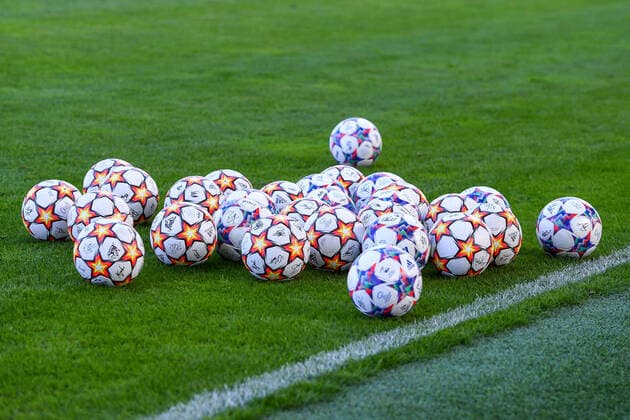 Auf dem Spielfeld liegen jede Menge signierte Spielbälle, 15.05.2022, München (Deutschland), Fussball, Flyeralarm Frauen-Bundesliga, FC Bayern München - 1. FFC Turbine Potsdam, DFB DFL REGULATIONS PROHIBIT ANY USE OF PHOTOGRAPHS AS IMAGE SEQUENCES AND OR QUASI-VIDEO.