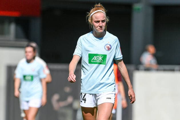 Karen Holmgaard (Potsdam, 24) nach Spielende enttäuscht schauend, Enttäuschung, Frustration, disappointed, pessimistisch, 15.05.2022, München (Deutschland), Fussball, Flyeralarm Frauen-Bundesliga, FC Bayern München - 1. FFC Turbine Potsdam, DFB DFL REGULATIONS PROHIBIT ANY USE OF PHOTOGRAPHS AS IMAGE SEQUENCES AND OR QUASI-VIDEO.