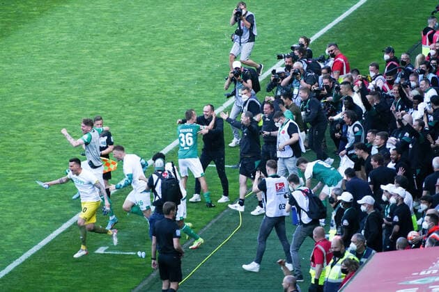 GER, 2. FBL, SV Werder Bremen vs SSV Jahn Regensburg 15.05.2022, wohninvest Weserstadion, Bremen, GER, 2. FBL, SV Werder Bremen vs SSV Jahn Regensburg im Bild picture shows Spielende. Endstand 2:0 Platzsturm im Weserstadion; SV Werder Bremen steigt wieder in die 1. Bundesliga auf Christian Groß Gross (Werder Bremen 36) umarmt Trainer Ole Werner (Werder Bremen)
