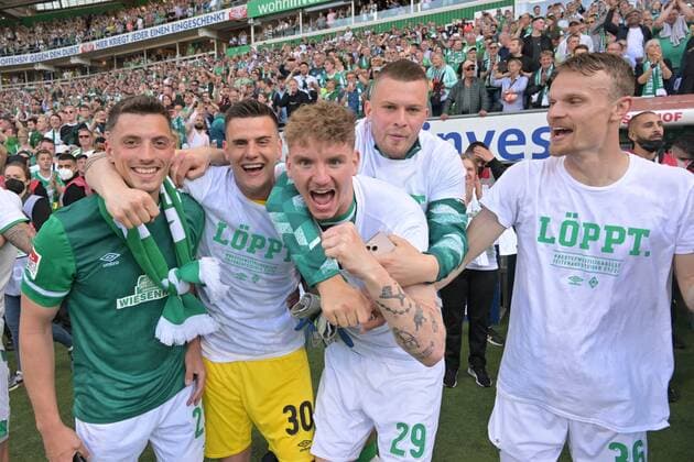 GER, 2. FBL, SV Werder Bremen vs SSV Jahn Regensburg 15.05.2022, wohninvest Weserstadion, Bremen, GER, 2. FBL, SV Werder Bremen vs SSV Jahn Regensburg im Bild picture shows Spielende. Endstand 2:0 SV Werder Bremen steigt wieder in die 1. Bundesliga auf. Nicolai Rapp (Werder Bremen 23) Torwart Michael Zetterer (Werder Bremen 30) Nick Woltemade (Werder Bremen 29) Lars Lukas Mai (Werder Bremen 26) und Christian Groß Gross (Werder Bremen 36) feiern