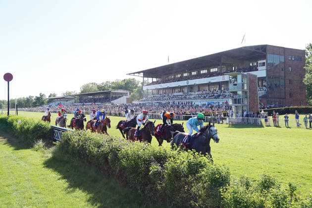 Sport Themen der Woche KW19 Sport Bilder des Tages 15.05.2022, Hoppegarten, Brandenburg, GER - Pferde und Jockeys im Oleander-Rennen vor der Tribuene. Galopprennbahn Hoppegarten. () 220515D515HOPPEGARTEN.JPG *** 15 05 2022, Hoppegarten, Brandenburg, GER Horses and jockeys in the Oleander race in front of the Tribuene Galopprennbahn Hoppegarten 220515D515HOPPEGARTEN JPG