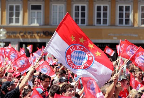 München, Deutschland 15. Mai 2022: Fussball, Herren, Saison 2021 2022, FC Bayern München, Meisterfeier am Marienplatz, Rathaus Ein Fahne des FC Bayern wird geschwenkt