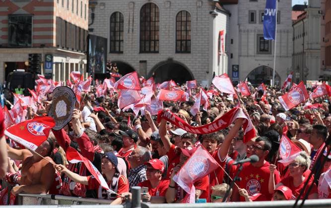 München, Deutschland 15. Mai 2022: Fussball, Herren, Saison 2021 2022, FC Bayern München, Meisterfeier am Marienplatz, Rathaus Fan, Fans, Zuschauer mit Fahnen feiern ihre Stars,Stimmung