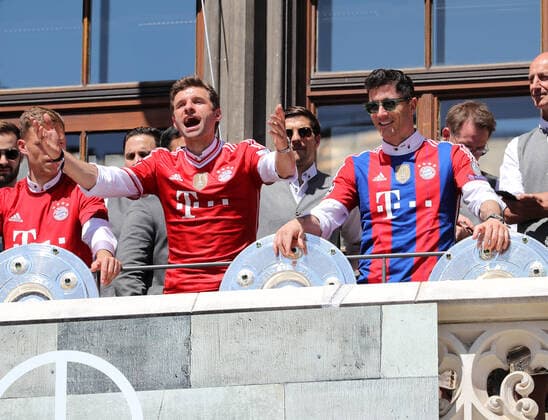 München, Deutschland 15. Mai 2022: Fussball, Herren, Saison 2021 2022, FC Bayern München, Meisterfeier am Marienplatz, Rathaus Thomas Müller Mueller (FC Bayern München) (li.) animiert die Fans, Robert Lewandowski (FC Bayern München) (re.)