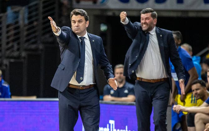 15.05.2022, Berlin, Basketball, 1. Bundesliga, easyCredit BBL, Playoffs, Viertelfinale, 2.Spieltag, Max-Schmeling-Halle: ALBA Berlin - Brose Bamberg. ALBAs Headcoach Israel Gonzalez und Assistenztrainer Sebastian Trzcionka (r) stehen gestikulierend am Rand des Courts. ALBA Berlin - Brose Bamberg
