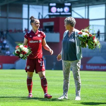 v.li.: Marina Hegering (FC Bayern München, FCB, 27) wird von Managerin Karin Danner (FC Bayern München, FCB) verabschiedet, 15.05.2022, München (Deutschland), Fussball, Flyeralarm Frauen-Bundesliga, FC Bayern München - 1. FFC Turbine Potsdam, DFB DFL REGULATIONS PROHIBIT ANY USE OF PHOTOGRAPHS AS IMAGE SEQUENCES AND OR QUASI-VIDEO.
