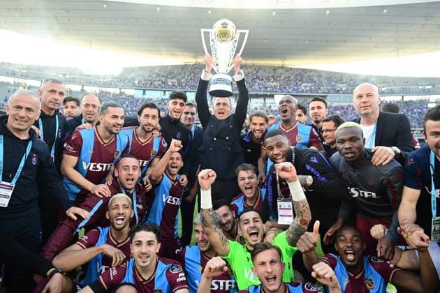 Bilder des Jahres 2022, Sport 05 Mai Sport Themen der Woche KW19 Trabzonspor players and Coach Abdullah Avci posed with the championship trophy after the Turkish Super League football match between Trabzonspor and Altay at Ataturk Olympic Stadium in Istanbul, Turkey , on May 15, 2022. ( Photo : Seskimphoto ) 