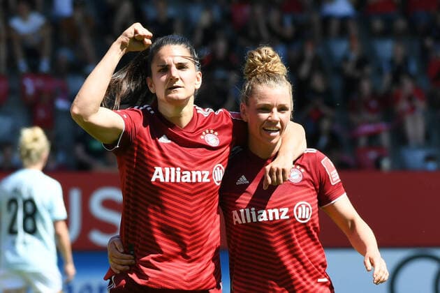 Frauen-Bundesliga - Torjubel von DAMNJANOVIC Jovana mit Vorlagengeberin DALLMANN Linda bei dem Frauenfußball-Bundesligaspiel des FC Bayern München gegen Turbine Potsdam am 15.05.2022, Deutschland, Bayern München FC Bayern Campus Bayern Deutschland