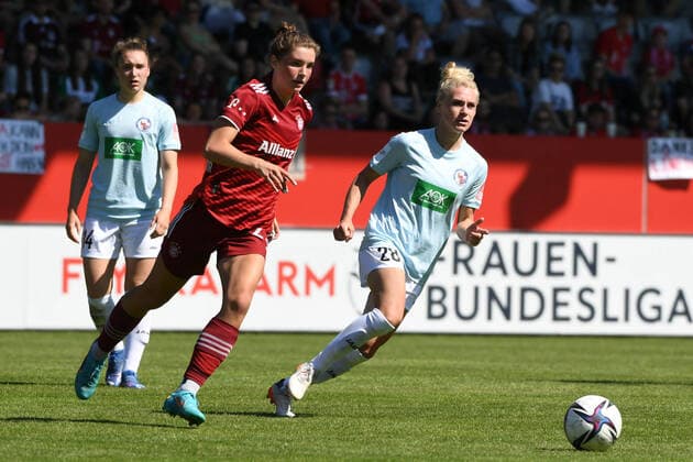 Frauen-Bundesliga - VILHJALMSDOTTIR Karolina und BARTH Merle bei dem Frauenfußball-Bundesligaspiel des FC Bayern München gegen Turbine Potsdam am 15.05.2022, Deutschland, Bayern München FC Bayern Campus Bayern Deutschland *** Women Bundesliga VILHJALMSDOTTIR Karolina and BARTH Merle during the women soccer Bundesliga match of FC Bayern Munich against Turbine Potsdam on 15 05 2022, Germany, Bayern Munich FC Bayern Campus Bayern Germany