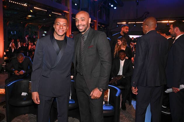 Fußball, Trophees UNFP Verleihung in Paris 07 Kylian MBAPPE (psg) - Thierry HENRY during the Trophies UNFP ceremony at Pavillon Gabriel on May 15, 2022 in Paris, France. FOOTBALL : Trophees UNFP - Soiree - Paris - 15 05 2022 Pool FEP Panoramic 