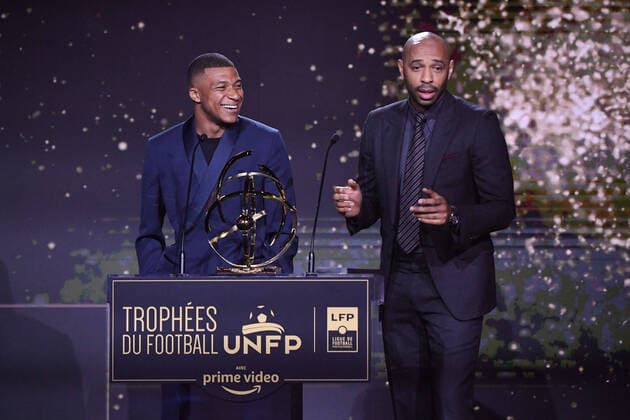 Bilder des Jahres 2022, Sport 05 Mai Sport Themen der Woche KW19 Fußball, Trophees UNFP Verleihung in Paris Thierry HENRY - 07 Kylian MBAPPE (psg) during the Trophies UNFP ceremony at Pavillon Gabriel on May 15, 2022 in Paris, France. FOOTBALL : Trophees UNFP - Soiree - Paris - 15 05 2022 Pool FEP Panoramic 