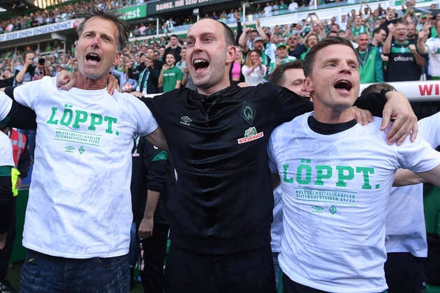 Fußball 2. Bundesliga 34. Spieltag SV Werder Bremen - Jahn Regensburg am 15.05.2022 im Wohninvest Weserstadion in Bremen Dr. Christoph Engelke ( Mannschaftsarzt Bremen ), links - Ole Werner ( Trainer Cheftrainer Bremen ), mitte - feiert ausgelassen den Aufstieg DFL regulations prohibit any use of photographs as image sequences and or quasi-video.