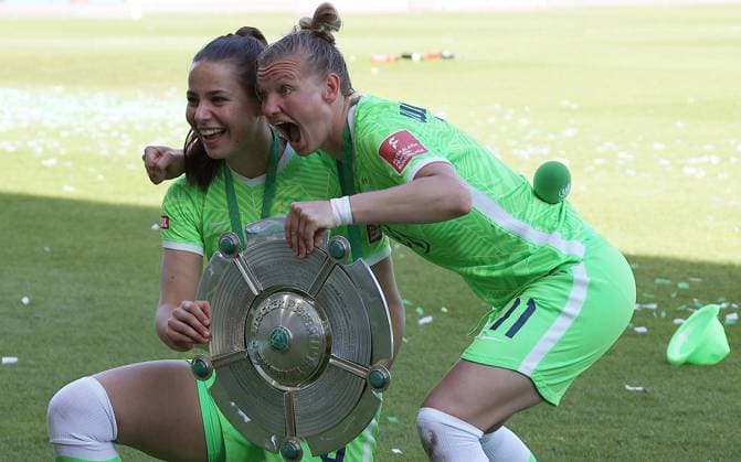 Alexandra Popp (VfL Wolfsburg) und Lena Sophie Oberdorf (VfL Wolfsburg) mit der Meisterschale