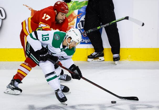 Sport Themen der Woche KW19 Sport Bilder des Tages May 15, 2022, Calgary, AB, CANADA: Dallas Stars forward Michael Raffl, right, is checked by Calgary Flames forward Milan Lucic during third period NHL, Eishockey Herren, USA playoff hockey action in Calgary, Alta., Sunday, May 15, 2022. Milan Lucic, Michael Raffl  - ZUMAc35_ 20220515_zaf_c35_231 Copyright: xJeffxMcintoshx