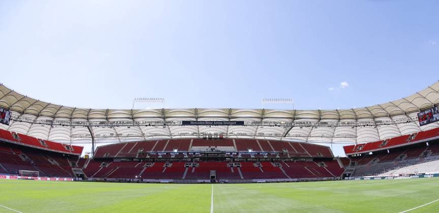 Stuttgart, Fußball Bundesliga, Saison 2021 2022, VfB Stuttgart vs. 1.FC Köln , Übrischt Arena mit Haupttribüne Gemäß den Vorgaben der DFL Deutsche Fußball Liga ist es untersagt, in dem Stadion und oder vom Spiel angefertigte Fotoaufnahmen in Form von Sequenzbildern und oder videoähnlichen Fotostrecken zu verwerten bzw. verwerten zu lassen.