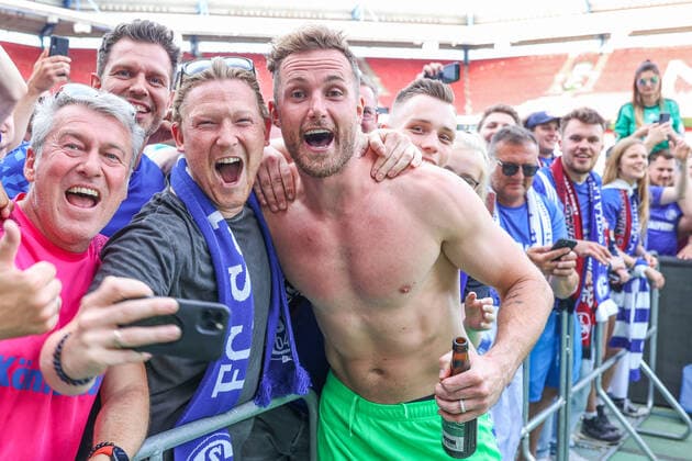 15.05.2022, Fussball, Saison 2021 2022, 2. Bundesliga, 34. Spieltag, 1. FC Nürnberg - FC Schalke 04, Ralf Fährmann (FC Schalke 04) jubelt mit den Fans Foto: Tim Rehbein RHR-FOTO Nürnberg Max-Morlock-Stadion Bayern Deutschland xRHR-FOTO TRx *** 15 05 2022, football, 2021 2022 season, 2 Bundesliga, 34 matchday, 1 FC Nürnberg FC Schalke 04, Ralf Fährmann FC Schalke 04 cheers with the fans Photo Tim Rehbein RHR FOTO Nürnberg Max Morlock Stadium Bayern Germany xRHR FOTO TRx