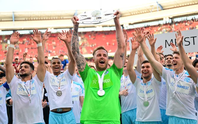 15.05.2022 - Fussball - Saison 2021 2022 - 2. Fussball - Bundesliga - FC Schalke 04 S04 ( Knappen ) ist Meister der zweiten Bundesliga - Meisterfeier - Sportfoto Zink - DFL regulations prohibit any use of photographs as image sequences and or quasi-video - only for editorial use - Ralf Fährmann Faehrmann (1, FC Schalke 04 S04 ) mit Meisterschale *** 15 05 2022 football season 2021 2022 2 football Bundesliga FC Schalke 04 S04 Knappen is champion of the second Bundesliga championship celebration Sportfoto Zink DFL regulations prohibit any use of photographs as image sequences and or quasi video only for editorial use Ralf Fährmann Faehrmann 1, FC Schalke 04 S04 with championship trophy