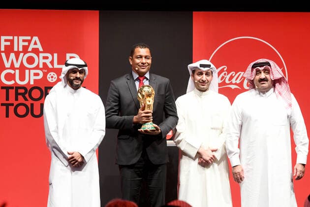Sport Themen der Woche KW20 Sport Bilder des Tages (220516) -- KUWAIT CITY, May 16, 2022 -- Brazilian former soccer player Gilberto Silva (2nd L) displays the World Cup trophy during a FIFA World Cup, WM, Weltmeisterschaft, Fussball Trophy Tour event in Kuwait City, Kuwait, May 16, 2022. (SP)KUWAIT-KUWAIT CITY-FIFA WORLD CUP-TROPHY TOUR NiexYunpeng 