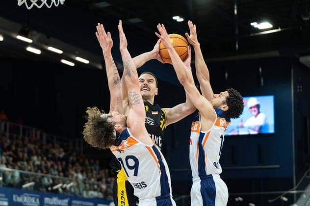 Sport Themen der Woche KW20 Sport Bilder des Tages Daniel Keppeler (Tigers Tuebingen 31) setzt sich gegen die Defense der Rostock Seawolves durch und trifft Rostock Seawolves vs. Tigers Tuebingen, Basketball, 2. Bundesliga, Play-Off Finale, Spiel 1, Saison 2021 2022, 16.05.2022 Marcel von Fehrn Rostock Seawolves vs. Tigers Tuebingen, Basketball, 2. Bundesliga, Play-Off Finale, Spiel 1, Saison 2021 2022, 16.05.2022 Rostock *** Daniel Keppeler Tigers Tuebingen 31 sets against Rostock Seawolves defense and scores Rostock Seawolves vs Tigers Tuebingen, basketball, 2 Bundesliga, play off final, game 1, season 2021 2022, 16 05 2022 Marcel von Fehrn Rostock Seawolves vs Tigers Tuebingen, basketball, 2 Bundesliga, play off final, game 1, season 2021 2022, 16 05 2022 Rostock Copyright: xEibnerxPressefoto MarcelxvonxFehrnx EP_MFN