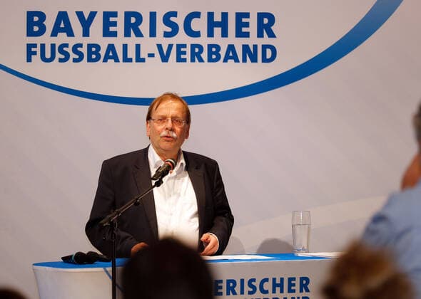 Sport Themen der Woche KW20 Sport Bilder des Tages BFV-Präsident Dr. Rainer Koch; Oberbayerischer Bezirkstag des Bayerischen Fußball-Verbandes (BFV) im Bürgerhaus Neukeferloh in Grasbrunn, 16.05.2022. *** BFV President Dr Rainer Koch Upper Bavarian District Conference of the Bavarian Football Association BFV in the community center Neukeferloh in Grasbrunn, 16 05 2022