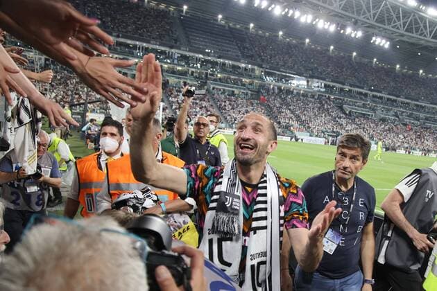 Bilder des Jahres 2022, Sport 05 Mai Sport Themen der Woche KW20 Sport Bilder des Tages Mandatory Credit: Photo by Claudio Benedetto LiveMedia Shutterstock (12942880k) Giorgio Chiellini (Juventus FC) greets his fans in the last match for Juventus FC italian soccer Serie A match Juventus FC vs SS Lazio, Allianz Stadium, Turin, Italy - 16 May 2022 italian soccer Serie A match Juventus FC vs SS Lazio, Allianz Stadium, Turin, Italy - 16 May 2022  Copyright: xClaudioxBenedetto LiveMedia Shutterstockx 12942880k