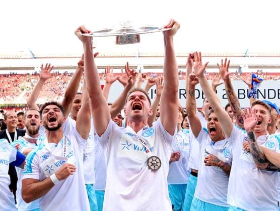 Sport Themen der Woche KW20 15.05.2022 - Fussball - Saison 2021 2022 - 2. Fussball - Bundesliga - FC Schalke 04 S04 ( Knappen ) ist Meister der zweiten Bundesliga - Meisterfeier - Sportfoto Zink DaMa - DFL regulations prohibit any use of photographs as image sequences and or quasi-video - only for editorial use - Simon Terodde (9, FC Schalke 04 S04 ) jubelt mit Mannschaft Team des FC Schalke 04 feiert jubelt jubel freut Freude mit Meisterschale Schale der zweiten Fußball-Bundesliga - Gruppenbild Mannschaftsbild Teambild *** 15 05 2022 football season 2021 2022 2 football Bundesliga FC Schalke 04 S04 Knappen is champion of the second Bundesliga championship celebration Sportfoto Zink DaMa DFL regulations prohibit any use of photographs as image sequences and or quasi video only for editorial use Simon Terodde 9, FC Schalke 04 S04 cheers with team team of FC Schalke 04 celebrates jubelt jubel joy with championship cup cup of the second soccer Bundesliga group picture team picture team picture
