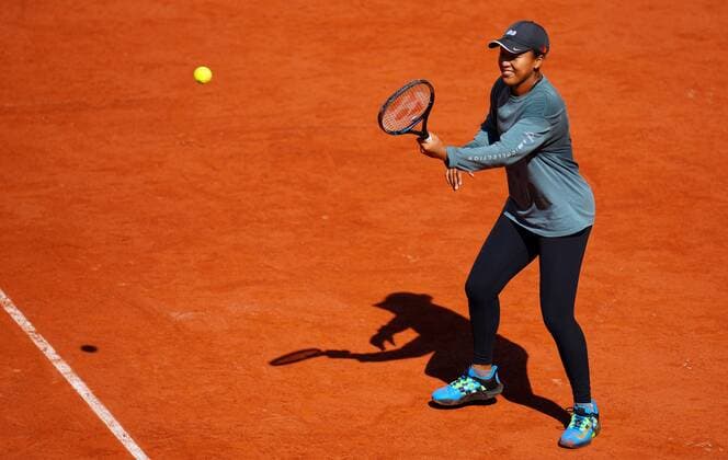 Mandatory Credit: Photo by Javier Garcia Shutterstock (12942464ba) Naomi Osaka practices left handed on Philippe Chatrier Court French Open Tennis, Tuesday Previews, Roland Garros, Paris, France - 17 May 2022 French Open Tennis, Tuesday Previews, Roland Garros, Paris, France - 17 May 2022  Copyright: xJavierxGarcia Shutterstockx 12942464ba