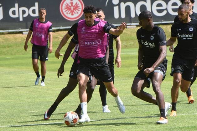 17.05.2022 Frankfurt am Main, Deutsche Bank Park Fussball, 1. Bundesliga, Saison 2021 2022 Eintracht Frankfurt Training vor dem Finale Aymane Barkok (27, Eintracht Frankfurt) Evan N Dicka (2, Eintracht Frankfurt) Djibril Sow ( 8, Eintracht Frankfurt) emspor, DFL regulations prohibit any use of photographs as image sequences and or quasi-video
