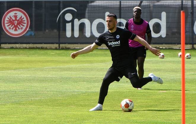 17.05.2022 Frankfurt am Main, Deutsche Bank Park Fussball, 1. Bundesliga, Saison 2021 2022 Eintracht Frankfurt Training vor dem Finale Filip KostiÄ‡ (10, Eintracht Frankfurt) Ragnar Ache (21, Eintracht Frankfurt) emspor, DFL regulations prohibit any use of photographs as image sequences and or quasi-video