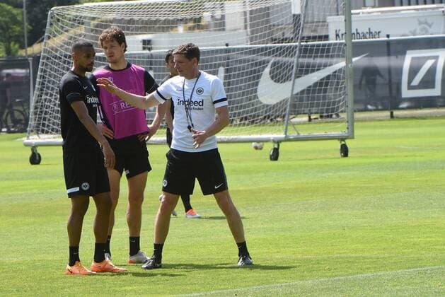 17.05.2022 Frankfurt am Main, Deutsche Bank Park Fussball, 1. Bundesliga, Saison 2021 2022 Eintracht Frankfurt Training vor dem Finale Trainer Oliver Glasner (Eintracht Frankfurt) mit Djibril Sow ( 8, Eintracht Frankfurt) emspor, DFL regulations prohibit any use of photographs as image sequences and or quasi-video