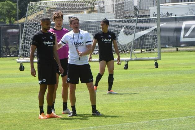 17.05.2022 Frankfurt am Main, Deutsche Bank Park Fussball, 1. Bundesliga, Saison 2021 2022 Eintracht Frankfurt Training vor dem Finale Trainer Oliver Glasner (Eintracht Frankfurt) mit Djibril Sow ( 8, Eintracht Frankfurt) emspor, DFL regulations prohibit any use of photographs as image sequences and or quasi-video
