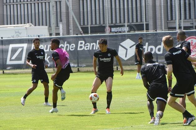 17.05.2022 Frankfurt am Main, Deutsche Bank Park Fussball, 1. Bundesliga, Saison 2021 2022 Eintracht Frankfurt Training vor dem Finale Makoto Hasebe (20, Eintracht Frankfurt) emspor, DFL regulations prohibit any use of photographs as image sequences and or quasi-video