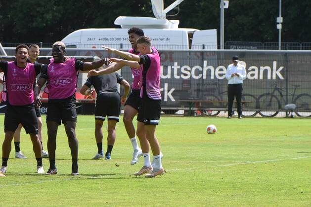 17.05.2022 Frankfurt am Main, Deutsche Bank Park Fussball, 1. Bundesliga, Saison 2021 2022 Eintracht Frankfurt Training vor dem Finale hüpfend Tuta Lucas Silva Melo (Eintracht Frankfurt), Ragnar Ache (21, Eintracht Frankfurt), Aymane Barkok (27, Eintracht Frankfurt), Jesper Lindström (29, Eintracht Frankfurt) emspor, DFL regulations prohibit any use of photographs as image sequences and or quasi-video