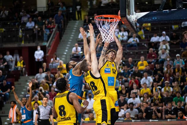 Bilder des Jahres 2022, Sport 05 Mai Sport Themen der Woche KW20 Sport Bilder des Tages Jonas Wohlfarth-Bottermann (MHP Riesen Ludwigsburg), Jonah Radebaugh (MHP Riesen Ludwigsburg) am Korb, GER, MHP Riesen Ludwigsburg vs. Ratiopharm Ulm, easycredit Basketball Bundesliga, Playoff Viertelfinale Spiel 2, 17.05.2022, Spielzeit 2021 2022 GER, MHP Riesen Ludwigsburg vs. Ratiopharm Ulm, easycredit Basketball Bundesliga, Playoff Viertelfinale Spiel 2, 17.05.2022, Spielzeit 2021 2022 *** Jonas Wohlfarth Bottermann MHP Riesen Ludwigsburg , Jonah Radebaugh MHP Riesen Ludwigsburg at the basket, GER, MHP Riesen Ludwigsburg vs Ratiopharm Ulm, easycredit Basketball Bundesliga, playoff quarterfinal game 2, 17 05 2022, season 2021 2022 GER, MHP Riesen Ludwigsburg vs Ratiopharm Ulm, easycredit Basketball Bundesliga, playoff quarterfinal game 2, 17 05 2022, season 2021 2022 Copyright: xEibner Memmlerx EP_MMR