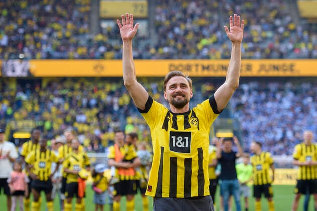 Fußball: 1. Bundesliga, 34. Spieltag, Borussia Dortmund - Hertha BSC Berlin am 14.05.2022 im Signal Iduna Park in Dortmund (Nordrhein-Westfalen). Dortmund s Marcel Schmelzer wird verabschiedet, bedankt sich bei den Fans, DFL REGULATIONS PROHIBIT ANY USE OF PHOTOGRAPHS AS IMAGE SEQUENCES AND OR QUASI-VIDEO. *** Soccer 1 Bundesliga, 34 match day, Borussia Dortmund Hertha BSC Berlin on 14 05 2022 at Signal Iduna Park in Dortmund North Rhine Westphalia Dortmund s Marcel Schmelzer is said goodbye, thanks the fans, DFL REGULATES PROHIBIT ANY USE OF PHOTOGRAPHS AS IMAGE SEQUENCES AND OR QUASI VIDEO Copyright: xChristopherxNeundorfx