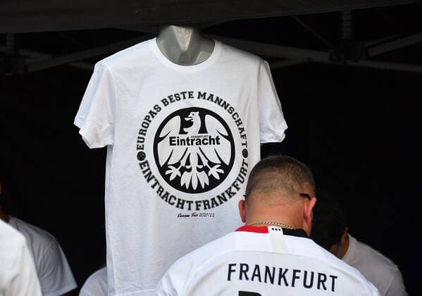 18.05.2022, xhbx, Fussball UEFA Europa League Finale 2022 Public Viewing, Eintracht Frankfurt - Glasgow Rangers emspor, v.l. T Shirt Verkauf mit Aufdruck Europas Beste Mannschaft (DFL DFB REGULATIONS PROHIBIT ANY USE OF PHOTOGRAPHS as IMAGE SEQUENCES and or QUASI-VIDEO) Frankfurt am Main