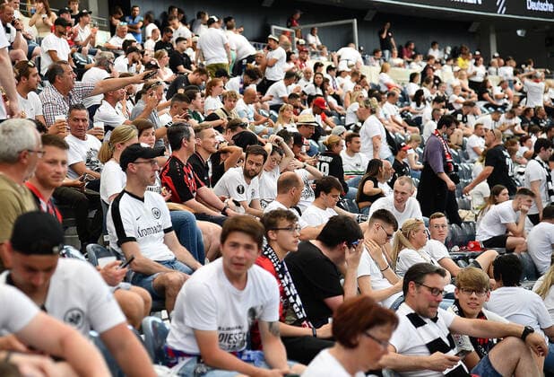 18.05.2022, xhbx, Fussball UEFA Europa League Finale 2022 Public Viewing, Eintracht Frankfurt - Glasgow Rangers emspor, v.l. Fans Eintracht Frankfurt 2 Stunden vor dem Anpfiff warten im Stadion (DFL DFB REGULATIONS PROHIBIT ANY USE OF PHOTOGRAPHS as IMAGE SEQUENCES and or QUASI-VIDEO) Frankfurt am Main