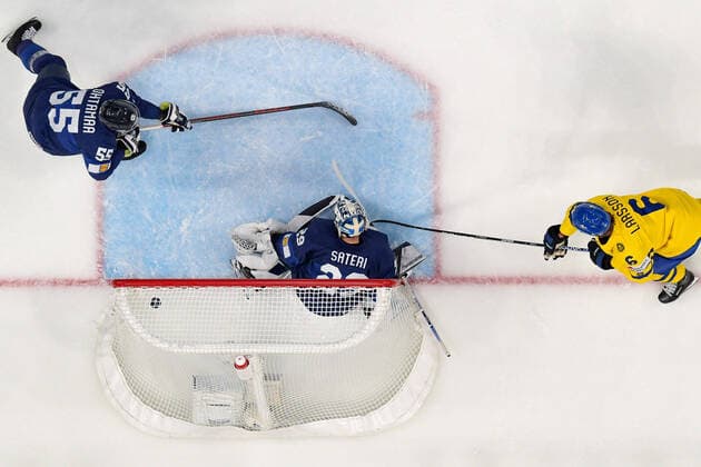 Sport Bilder des Tages 220518 Adam Larsson of Sweden scores the 0-1 goal behind goaltender Harri Säteri of Finland during the 2022 IIHF Ice hockey, Eishockey World Championship, WM, Weltmeisterschaft game between Finland and Sweden on May 18, 2022 in Tampere. Photo: Maxim Thore BILDBYRAN kod MT MT0394 ishockey ice hockey ishockey-vm iihf ice hockey world championship finland sverige sweden bbeng Copyright: MAXIMxTHORE BB220518MT067