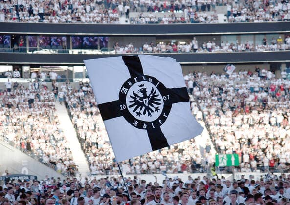 Sport Bilder des Tages 18.05.2022, xhbx, Fussball UEFA Europa League Finale 2022 Public Viewing, Eintracht Frankfurt - Glasgow Rangers emspor, v.l. Fans Eintracht Frankfurt, Stimmung, Schals, Banner, Choreo (DFL DFB REGULATIONS PROHIBIT ANY USE OF PHOTOGRAPHS as IMAGE SEQUENCES and or QUASI-VIDEO) Frankfurt am Main
