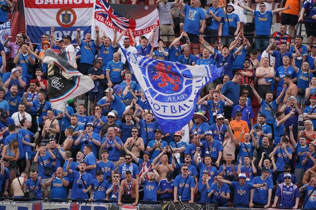 Fans der Glasgow Rangers feuern an - Sevilla 18.05.2022: Eintracht Frankfurt vs. Glasgow Rangers, UEFA Europa League Finale, Ramon Sanchez Pizjuan Stadion Sevilla