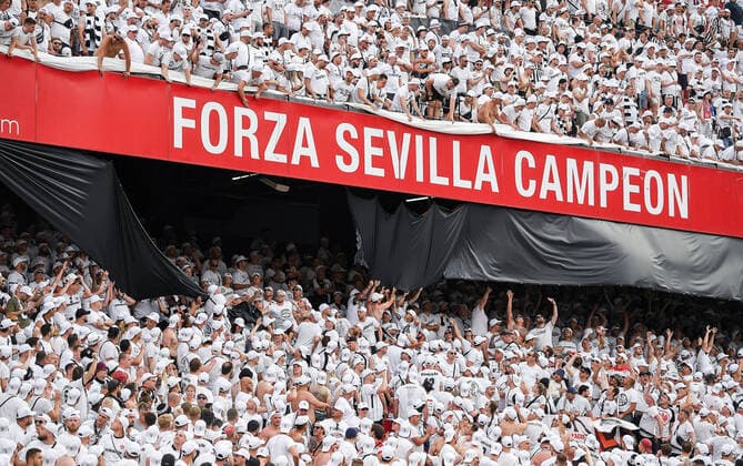 18.05.2022, xpsx, Fussball UEFA Europa League Finale 2022, Eintracht Frankfurt - Glasgow Rangers v.l. Frankfurt Fans entfernen Final Banner (DFL DFB REGULATIONS PROHIBIT ANY USE OF PHOTOGRAPHS as IMAGE SEQUENCES and or QUASI-VIDEO) emspor Sevilla