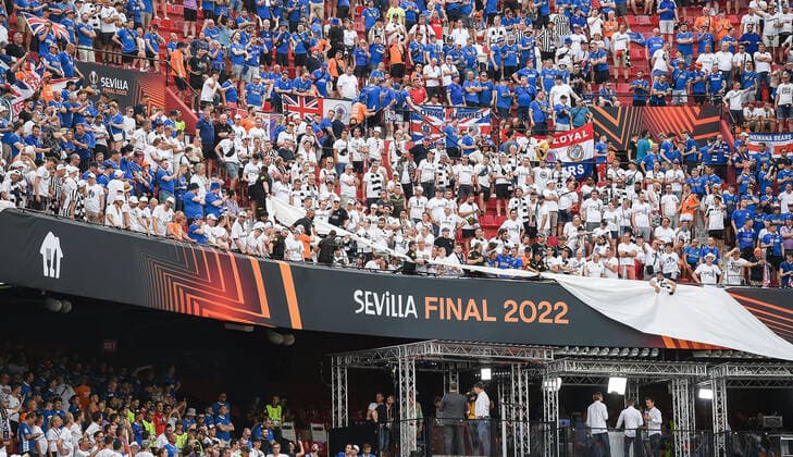 18.05.2022, xpsx, Fussball UEFA Europa League Finale 2022, Eintracht Frankfurt - Glasgow Rangers v.l. Ordner entfernen Frankfurter Choreo (DFL DFB REGULATIONS PROHIBIT ANY USE OF PHOTOGRAPHS as IMAGE SEQUENCES and or QUASI-VIDEO) emspor Sevilla