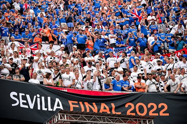 Sevilla, Estadio Ramon Sanchez Pizjuan, 18.05.22, ESP, Herren, UEFA Europa League Finale, Saison 2021-2022, Eintracht Frankfurt - Glasgow Rangers Bild: Fans von Glasgow Rangers und Eintracht Frankfurt auf der Tribuene Nur fuer journalistische Zwecke! Only for editorial use! Gemaess den Vorgaben der UEFA ist es untersagt, in dem Stadion und oder vom Spiel angefertigte Fotoaufnahmen in Form von Sequenzbildern und oder videoaehnlichen Fotostrecken zu verwerten bzw. verwerten zu lassen. UEFA regulations prohibit any use of photographs as image sequences and or quasi-video. Andalusien Spanien