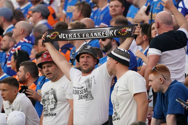 Fans von Eintracht Frankfurt feuern ihre Mannschaft auch in den gemischten Fanblöcken an - Sevilla 18.05.2022: Eintracht Frankfurt vs. Glasgow Rangers, UEFA Europa League Finale, Ramon Sanchez Pizjuan Stadion Sevilla