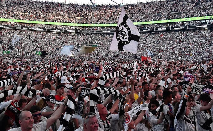 18.05.2022, xhbx, Fussball UEFA Europa League Finale 2022 Public Viewing, Eintracht Frankfurt - Glasgow Rangers emspor, v.l. Fans Eintracht Frankfurt, Stimmung, Schals, Banner, Choreo (DFL DFB REGULATIONS PROHIBIT ANY USE OF PHOTOGRAPHS as IMAGE SEQUENCES and or QUASI-VIDEO) Frankfurt am Main