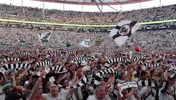 18.05.2022, xhbx, Fussball UEFA Europa League Finale 2022 Public Viewing, Eintracht Frankfurt - Glasgow Rangers emspor, v.l. Fans Eintracht Frankfurt, Stimmung, Schals, Banner, Choreo (DFL DFB REGULATIONS PROHIBIT ANY USE OF PHOTOGRAPHS as IMAGE SEQUENCES and or QUASI-VIDEO) Frankfurt am Main